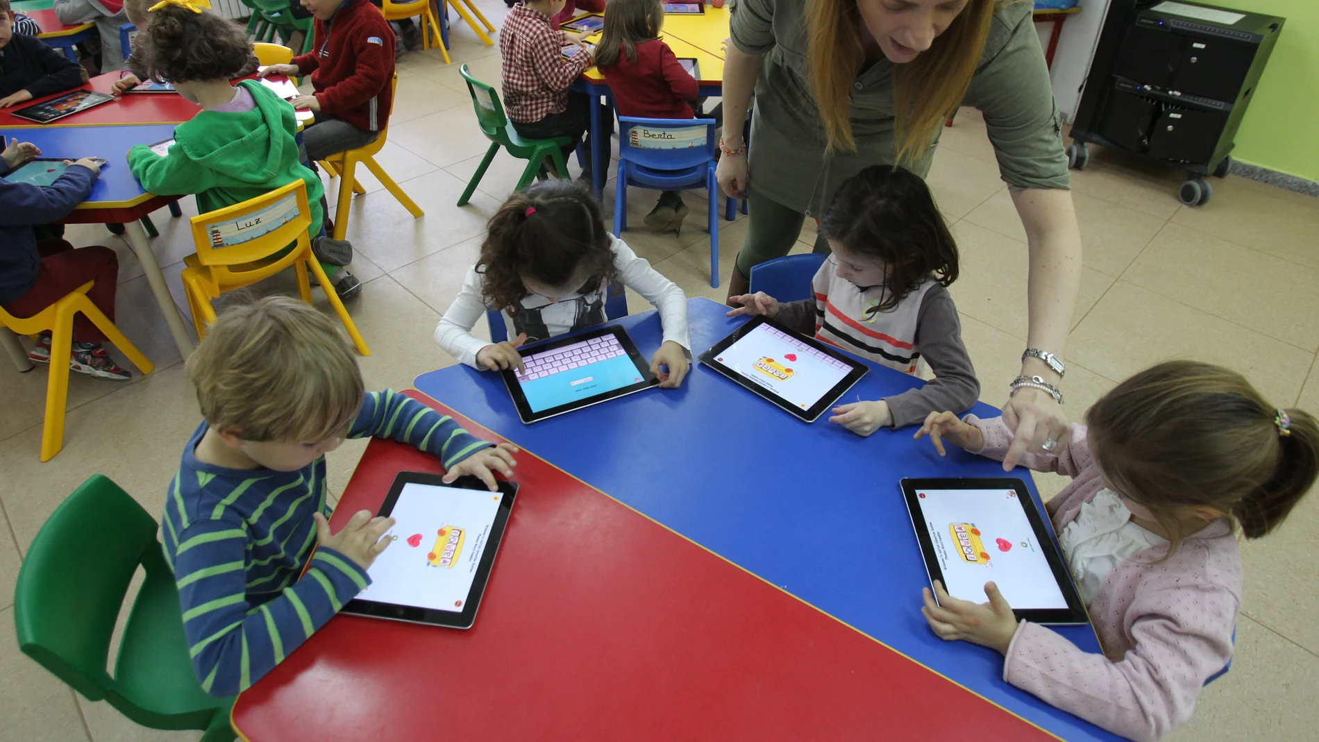 TECNOLOGÍA Y DOCENTES. NIÑOS Y NIÑAS DE PREESCOLAR UTILIZANDO TABLETS. 04/04/14 LICEO EUROPEO, LA MORALEJA.