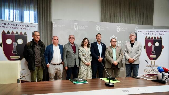 El responsable de Cultura, Arte y Patrimonio de la Diputación de León, Emilio Martínez, acompaña a los organizadores del III Congreso Internacional de Mascaradas en la presentación del mismo