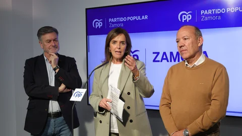 Francisco Vázquez escucha a Carmen Fúnez en presencia de José María Barrios