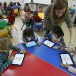 Niños con tablets en un colegio