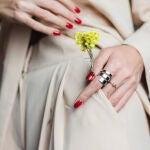 Qué rojo de uñas te favorece más según una estilista