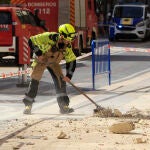 Un operario limpia los cascotes el jueves pasado después de que se derrumbara la cornisa de la torre del reloj