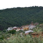 Vista general de Cambroncino, desde el Barrio de Abajo. Sobresaliendo sobre los tejados, puede observarse la torre de la Iglesia de Santa Catalina