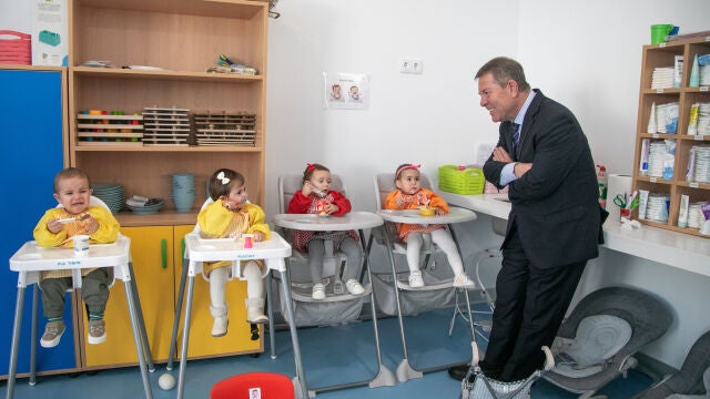 El presidente de Castilla-La Mancha, Emiliano García-Page, durante la inauguración de la nueva Escuela Infantil ‘Valle de Colores’, en San Carlos del Valle (Ciudad Real)