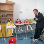 El presidente de Castilla-La Mancha, Emiliano García-Page, durante la inauguración de la nueva Escuela Infantil ‘Valle de Colores’, en San Carlos del Valle (Ciudad Real)