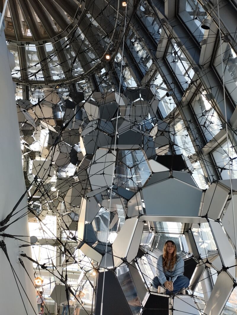 Escultura transitable «Cloud Cities Barcelona», diseñada por Tomás Saraceno. Torre Glòries