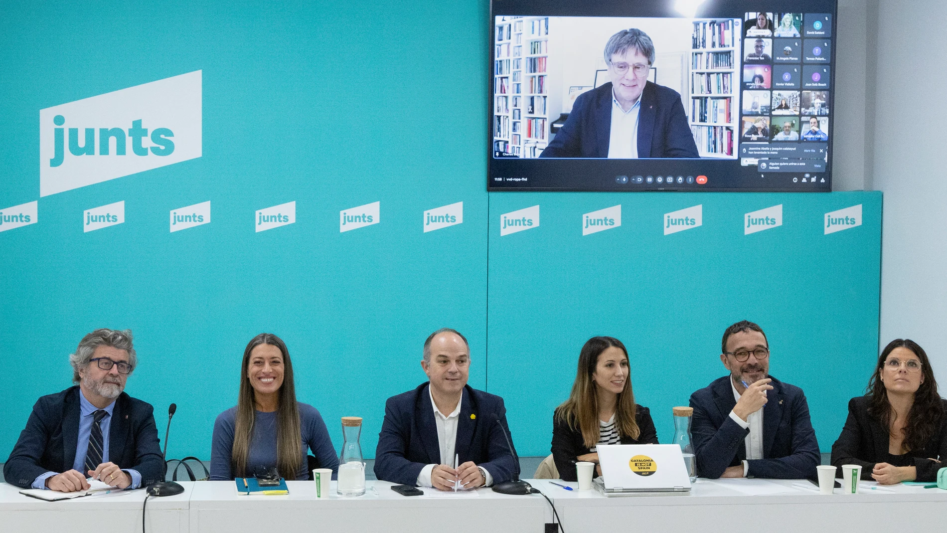 GRAFCAT9866. BARCELONA (ESPAÑA), 28/10/2024.- El presidente de JxCat, Carles Puigdemont (en pantalla), el secretario general (3i), el vicepresidente, Antoni Castellà (i), la vicepresidenta, Miriam Nogueras (2i), la vicepresidenta, Mònica Sales (d), el vicepresidente y portavoz, Josep Rius (2d) y la secretaria de organización, Judith Toronjo, este lunes durante la primera reunión de la ejecutiva de Junts, salida del congreso que este partido ha celebrado este fin de semana en Calella (Barcelon...