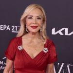 Carmen Lomana con vestido rojo de gala. 