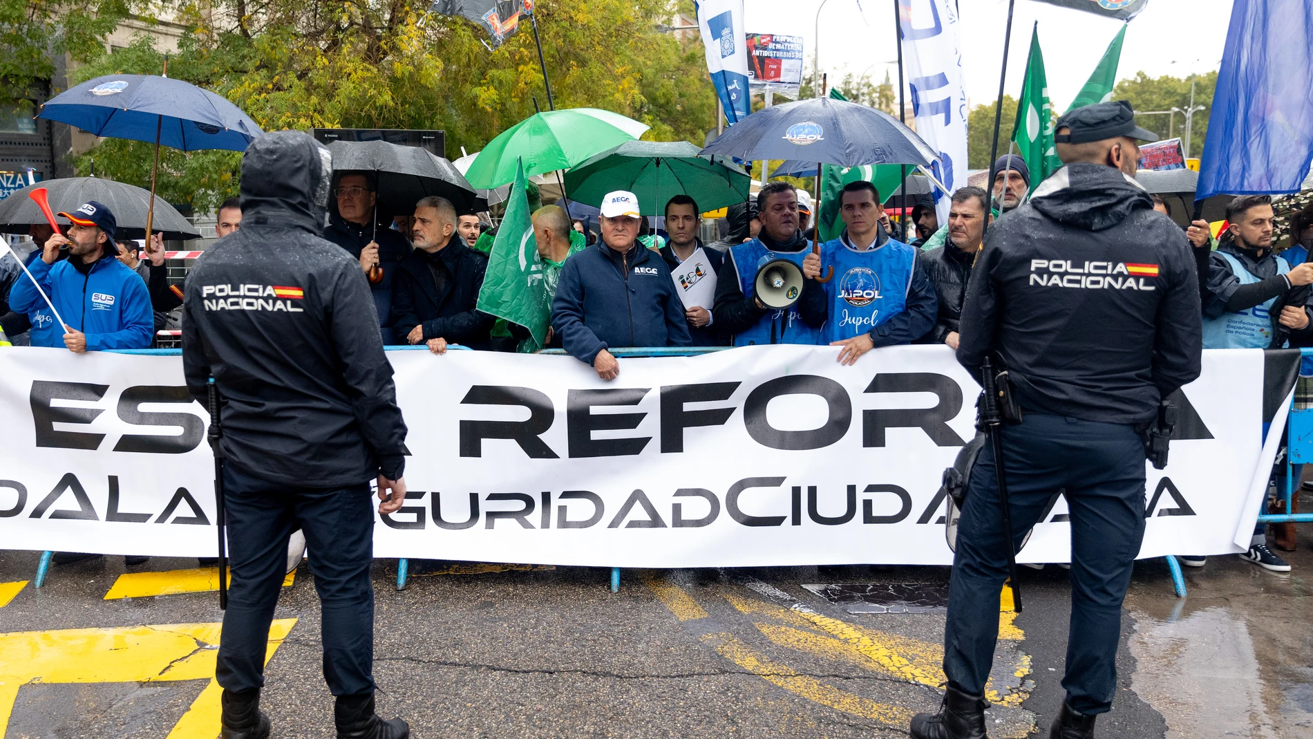 Dos agentes de Policía Nacional delante de una concentración de sindicatos de Policía y Guardia Civil frente al Congreso de los Diputados, a 29 de octubre de 2024, en Madrid (España). Los 33 diputados de Vox en el Congreso han acudido a la concentración convocada por una plataforma que aglutina a sindicatos de Policía Nacional y asociaciones de la Guardia Civil frente a la Cámara Baja para mostrar su rechazo a la reforma de la Ley Mordaza acordada por el Gobierno y sus socios. 29 OCTUBRE 2...