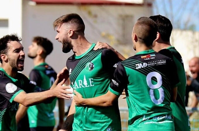 Juanma y Valverde, celebran uno de los goles frente al Valdelacalzada por la Primera Extremeña.