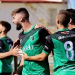 Juanma y Valverde, celebran uno de los goles frente al Valdelacalzada por la Primera Extremeña.