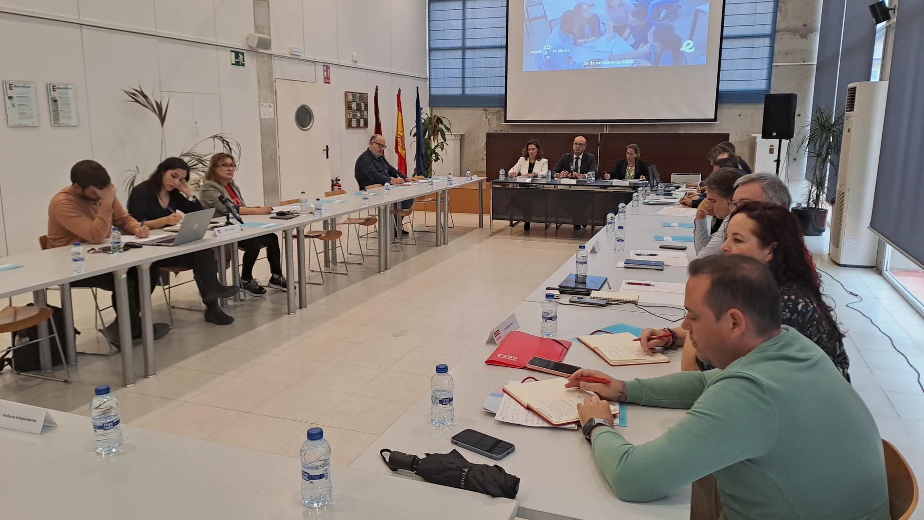 El consejero de Educación y Formación Profesional, Víctor Marín, preside la Mesa Sectorial de Educación