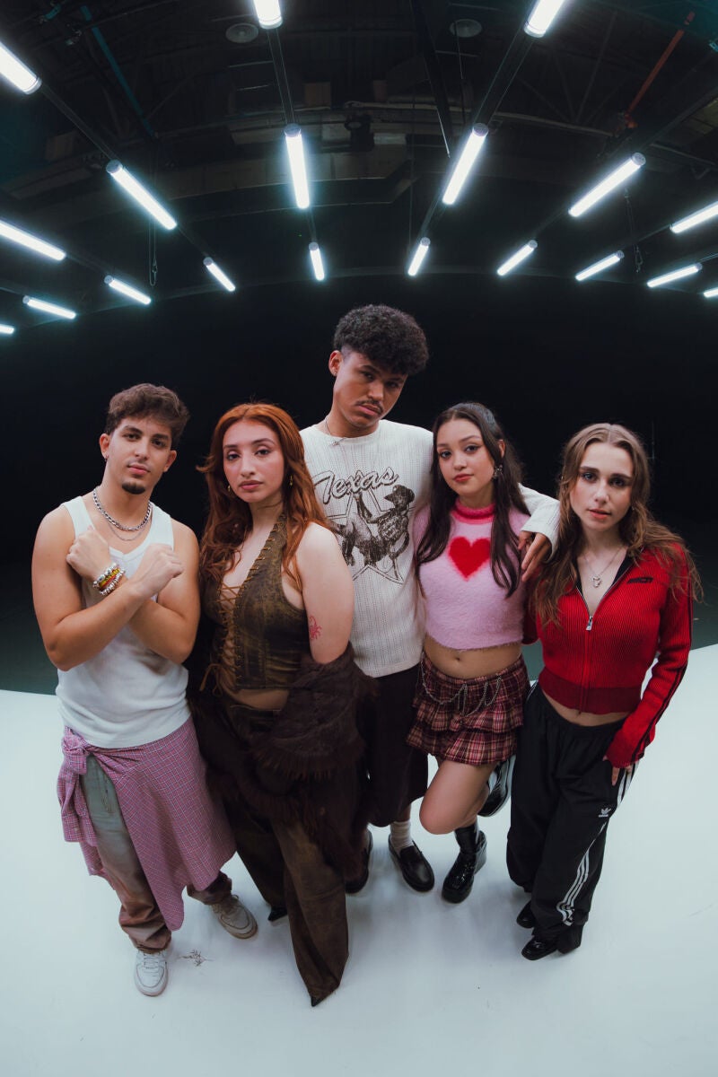 Tejadaa, Amor4, Onofre, Yozi y Guady, integrantes de la banda LoudT impulsada por Santander.
