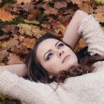 Para llevar la sudadera tendencia del otoño, solo necesitas una hoja del suelo