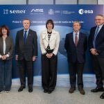 Desde la izquierda: Jorge Sendagorta, CEO de Sener; Carole Mundell, directora de Ciencia de la ESA y directora de ESAC; Andrés Sendagorta, presidente de Sener; Diana Morant, ministra de Ciencia, Innovación y Universidades; Luis Manuel Partida, alcalde de Villanueva de la Cañada; Juan Carlos Cortés, director de la AEE; y José Julián Echevarría, director general de Aeroespacial y Defensa en Sener. Descarga la imagen en alta calidad en este enlace.