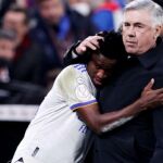 Carlo Ancelotti junto a Vinicius Jr.