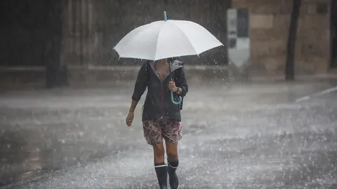 Diez municipios de Alicante y Valencia suspenden las clases este martes por las fuertes lluvias