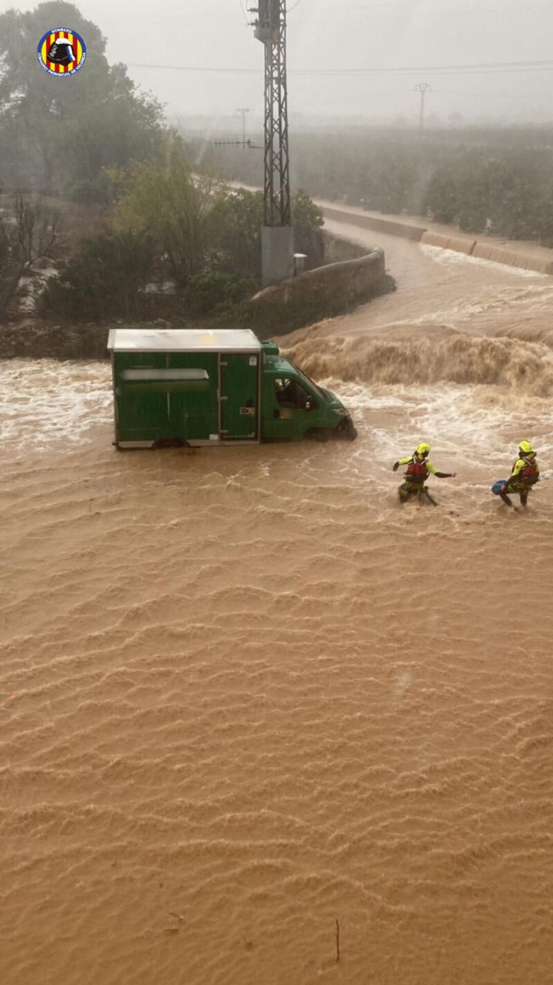 Un camionero ha tenido que ser rescatado en Alzira (Valencia)