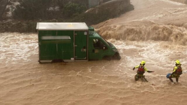 Un camionero ha tenido que ser rescatado en Alzira (Valencia)
