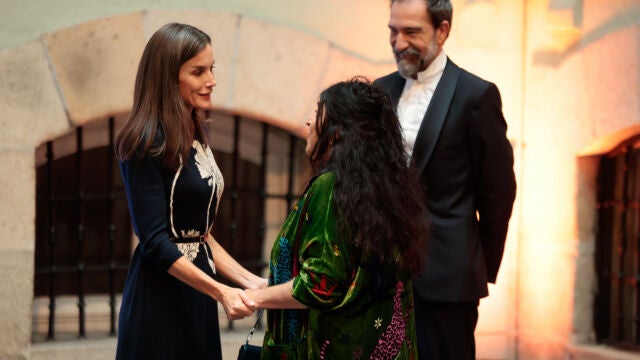 El look de la Reina Letizia para un día lluvioso en Madrid. 