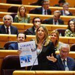 La portavoz del PP, Alicia García, durante la sesión de control al Gobierno con la portada de LA RAZÓN de este lunes. 