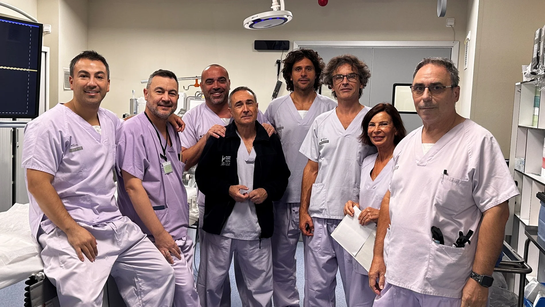 El doctor José Ignacio Gallego León con su equipo