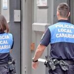 Una pareja de agentes de la Policía Local de Santa Cruz de Tenerife patrulla por la calle Castillo