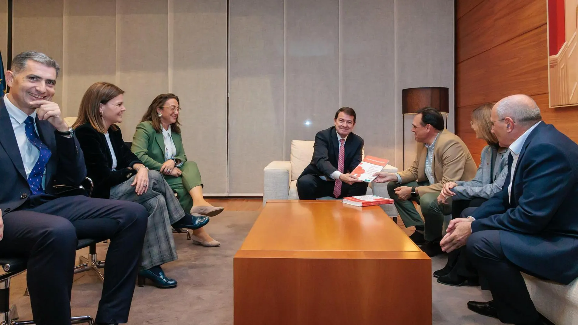 Fernández Mañueco durante el encuentro con directivos de Vitartis y de Grupo Cajamar