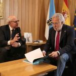 El fiscal superior de Galicia, Fernando Suanzes, y el presidente del Parlamento de Galicia, Miguel Santalices. 