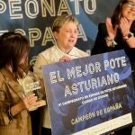 Mirta Rodríguez, ayer, durante la recogida del premio.