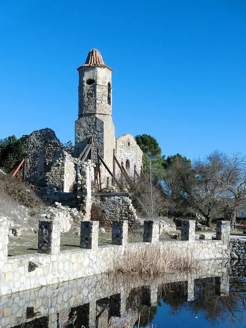 Estanque e iglesia de La Musara