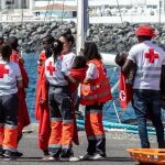 Imagen de archivo de varios migrantes atendidos por los Servicios de Emergencias en el Muelle de Arguineguín, a 28 de agosto de 2024