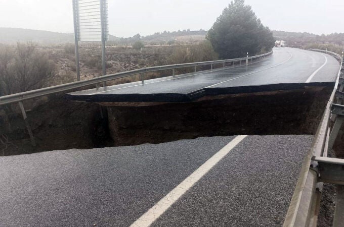 Derrumbe de la carretera en Serón (Almería) por las fuertes lluvias al paso de la DANA