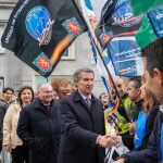 El líder del PP, Alberto Núñez Feijóo, saluda a policías y guardias civiles concentrados a las puertas del Congreso.