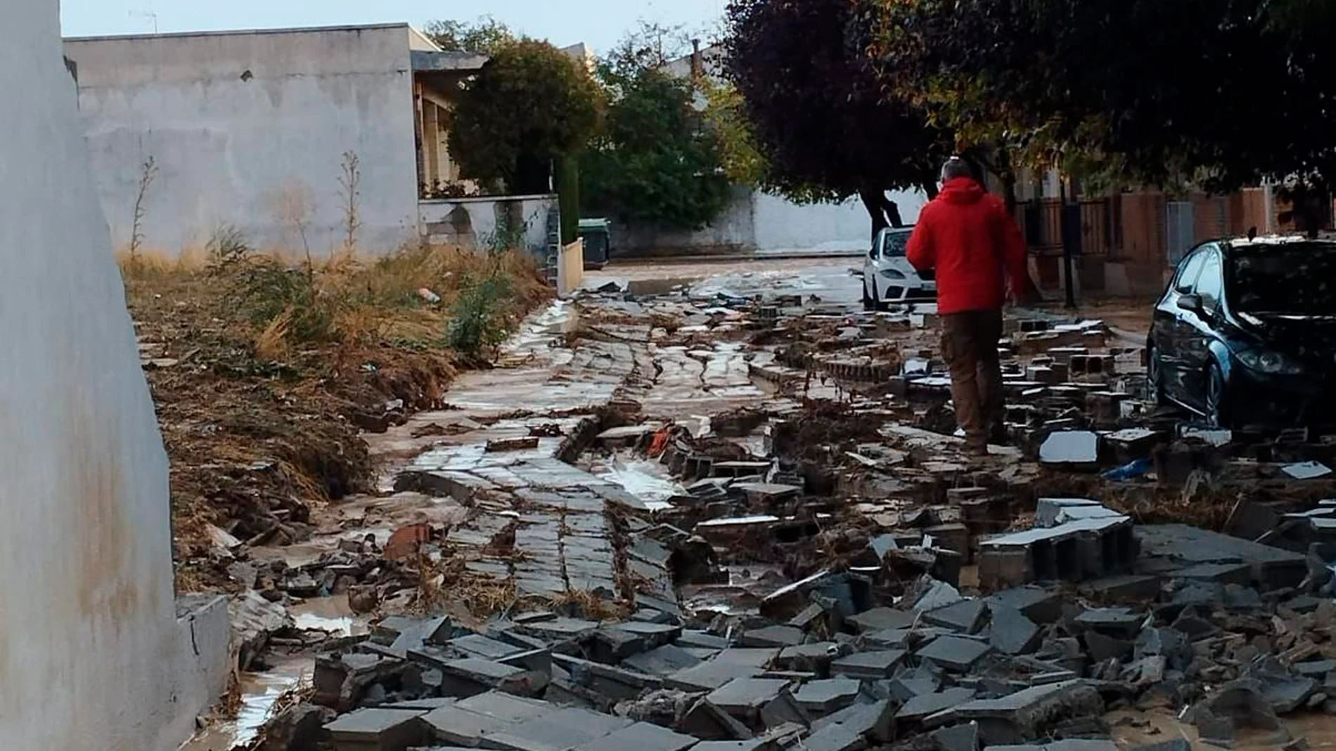 GUADAHORTUNA (GRANADA), 29/10/2024.-Restos de una casa que se ha desplomado en Guadahortuna (Granada). La dana que afecta esta semana a la península ha ocasionado más de medio centenar de incidencias en la provincia de Granada, la mayoría en la comarca de Guadix, donde la suma de viento y lluvia ha causado anegaciones, caída de árboles, daños en casas, cortes en carreteras y la interrupción del tren. EFE/Consorcio de Bomberos de la Diputación de Granada </picture><figcaption><b>Restos de una casa derrumbada en la provincia de Granada por el temporal</b><span>.</span><span>Agencia EFE</span></figcaption></figure></div></header></div><div class=