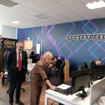 Leticia García durante su visita a la empresa GameZ Studio