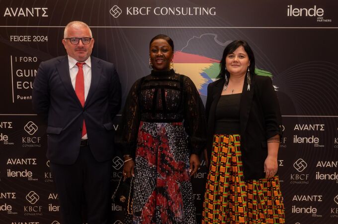 De izquierda a derecha: Jesús Suso, CEO de AVANTE; Nuria Lucía Beholi, Secretaria de Estado de Turismo de Guinea Ecuatorial, y Silvia Carvalho Da Costa, CEO de KBCF Consultores