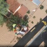 Un helicóptero de la Región de Murcia durante el rescata a un hombre atrapado por la inundación en Alzira (Valencia)