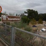  Vecinos de la localidad malagueña de Álora observan las consecuencias tras el desborde del río Guadalhorce debido a las lluvias torrenciales a su paso de la dana que también ha ocasionado el descarrilamiento de un AVE en este municipio y que ha dejado en Andalucía innumerables incidencias