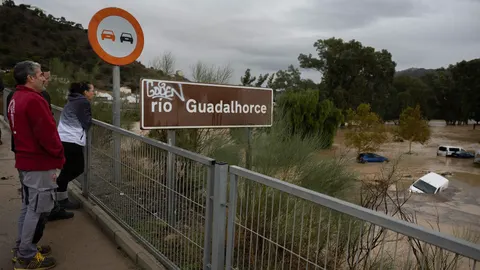 Vecinos de la localidad malagueña de Álora observan las consecuencias tras el desborde del río Guadalhorce debido a las lluvias torrenciales a su paso de la dana que también ha ocasionado el descarrilamiento de un AVE en este municipio y que ha dejado en Andalucía innumerables incidencias