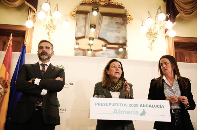 La delegada de Gobierno de la Junta de Andalucía en Almería, Aránzazu Martín (d); la consejera de Desarrollo Educativo y Formación Profesional, María del Carmen Castillo (c), y el consejero de Agricultura, Pesca, Agua y Desarrollo Rural, Ramón Fernández-Pacheco (i)