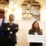 La delegada de Gobierno de la Junta de Andalucía en Almería, Aránzazu Martín (d); la consejera de Desarrollo Educativo y Formación Profesional, María del Carmen Castillo (c), y el consejero de Agricultura, Pesca, Agua y Desarrollo Rural, Ramón Fernández-Pacheco (i)