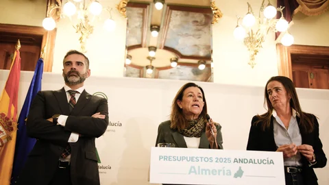 La delegada de Gobierno de la Junta de Andalucía en Almería, Aránzazu Martín (d); la consejera de Desarrollo Educativo y Formación Profesional, María del Carmen Castillo (c), y el consejero de Agricultura, Pesca, Agua y Desarrollo Rural, Ramón Fernández-Pacheco (i)