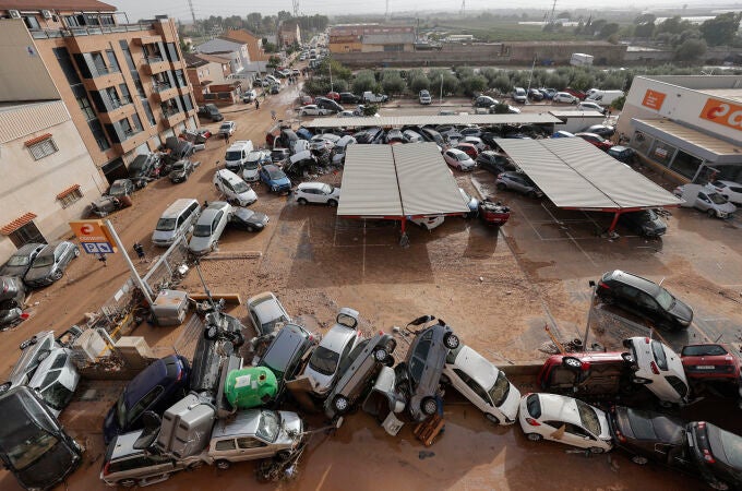 Vista general de varios vehículos dañados en Paiporta, tras las fuertes lluvias causadas por la DANA