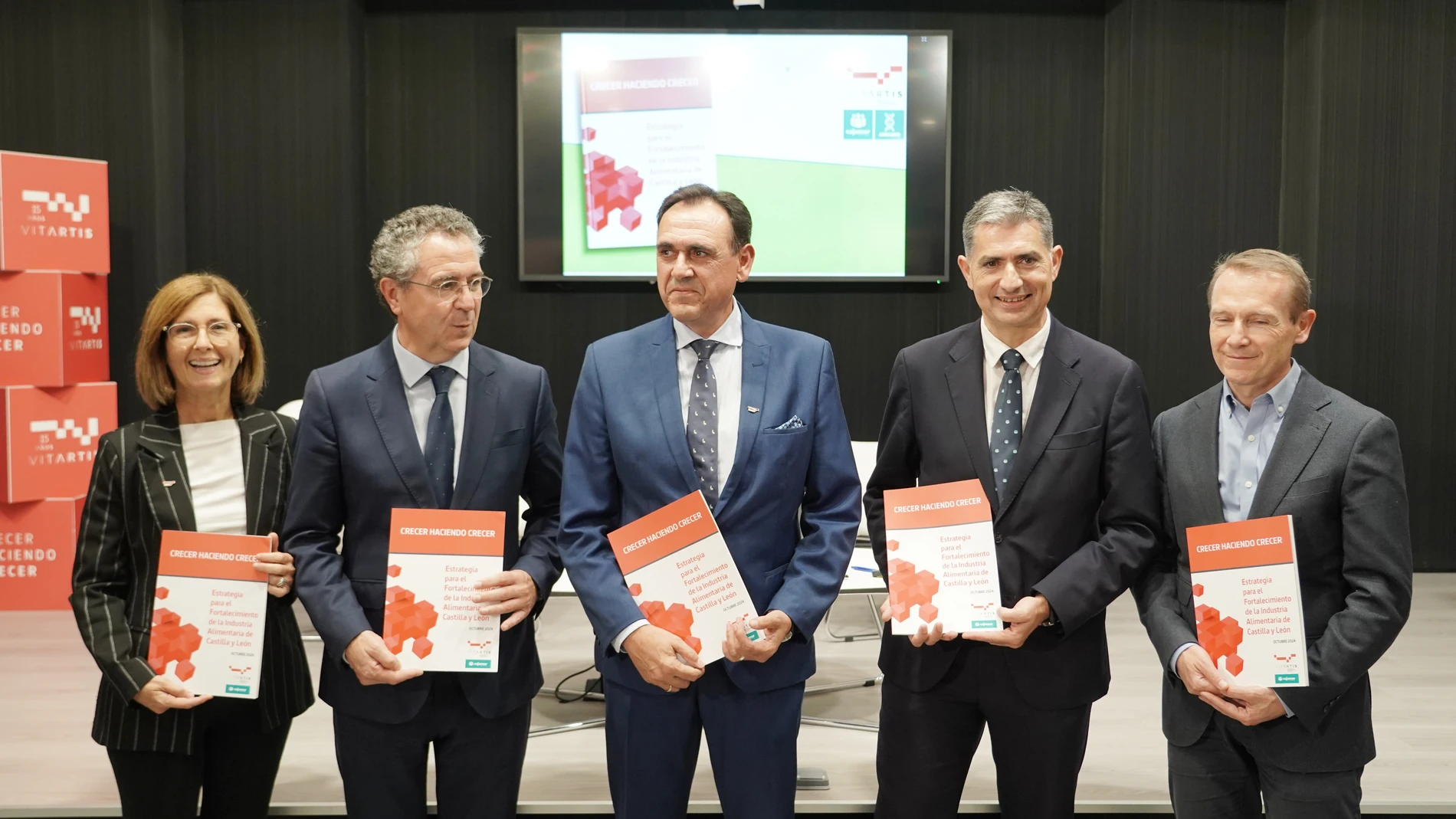 El presidente de Cajamar, Eduardo Baamonde, y el presidente de Vitartis, Santiago Miguel, presentan la Estrategia para el fortalecimiento de la industria alimentaria de Castilla y León.