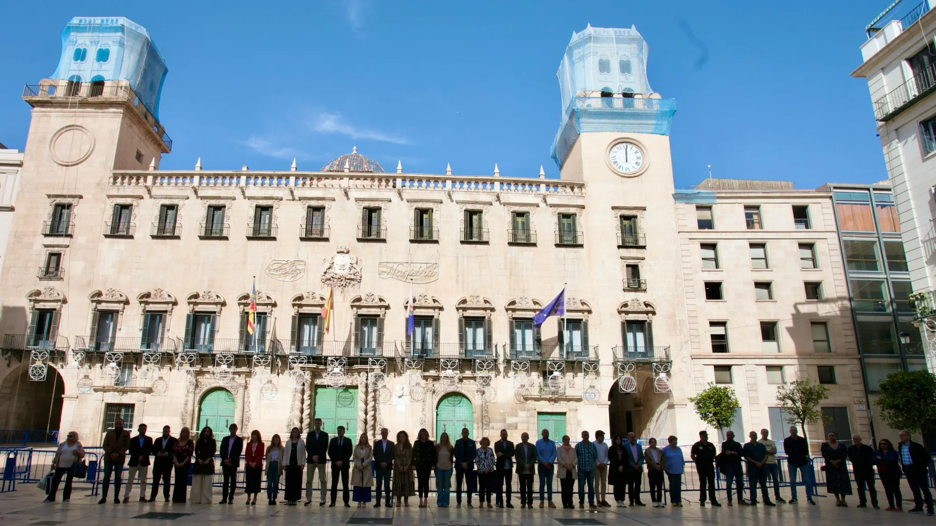 Imagen de los tres minutos de silencia que, en solidaridad con las víctimas de la tragedia de Valencia, se han guardado hoy en la plaza del Ayuntamiento