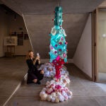 Mónica Escartín, una de las estudiantes de la Nebrija participantes, junto a la obra de Arsenio Rodríguez