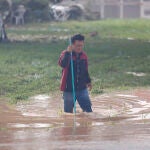Una persona cruza una calle de Sedaví 