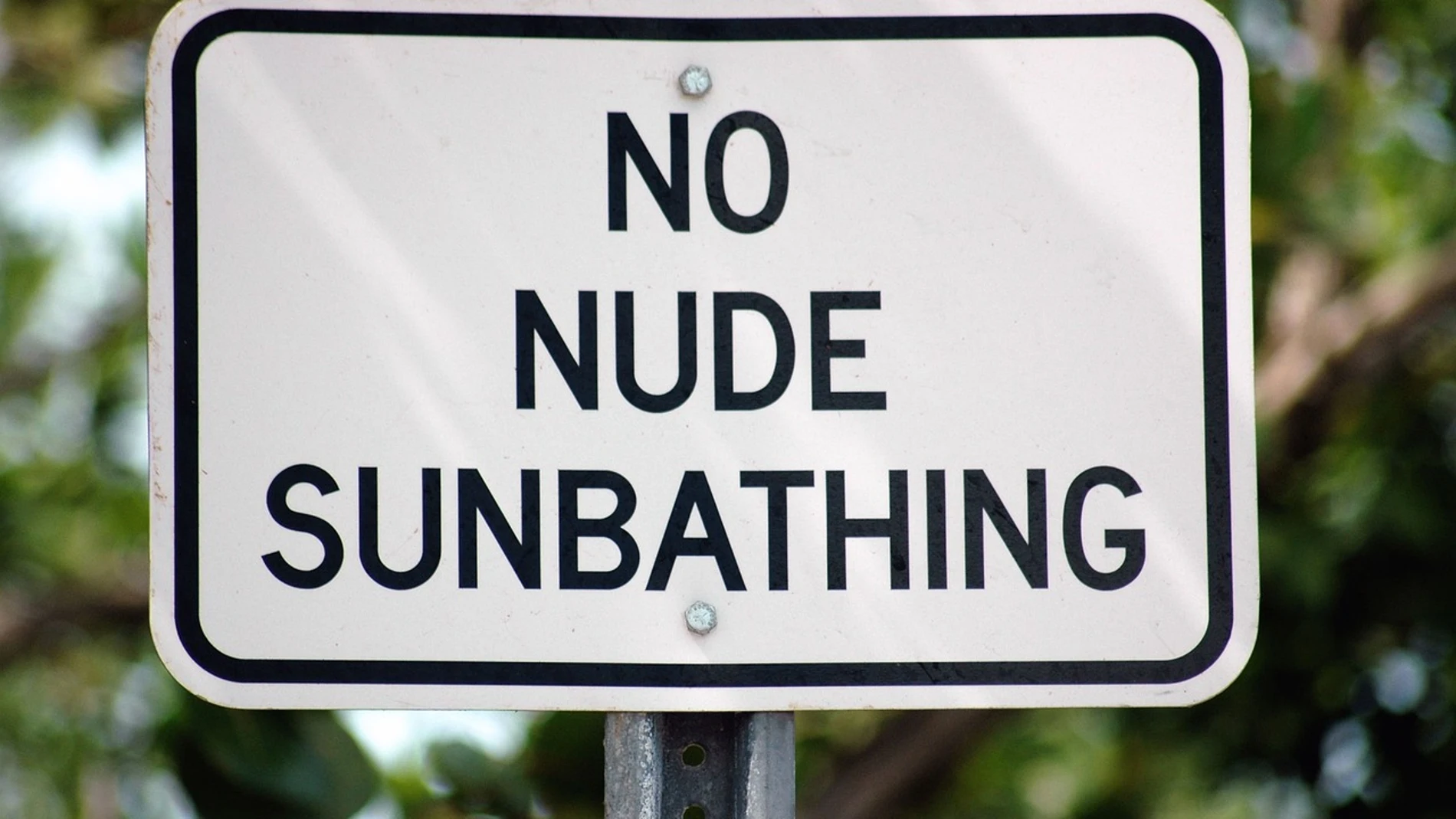 Cartel de prohibido el nudismo