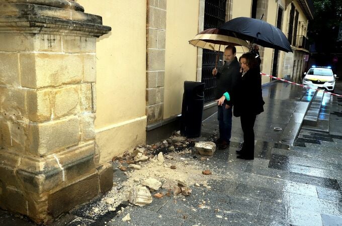 Cádiz.-Temporal.- Cae parte de una cornisa de la fachada del Ayuntamiento de Jerez sin que se produzcan daños personales